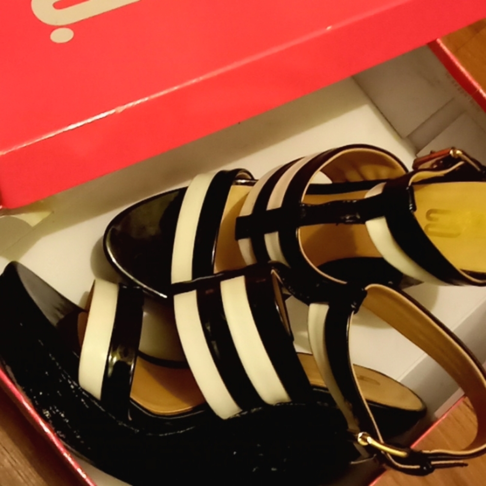 8 1/2 M Black and White Strap Wedges